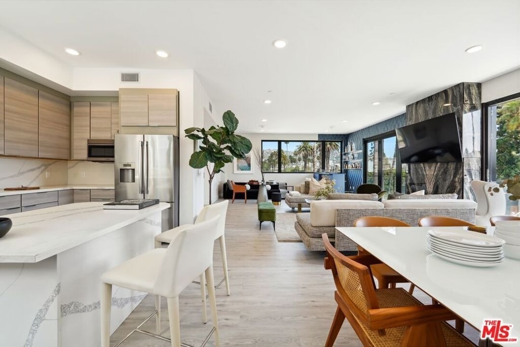 137 N Doheny Drive - Photo 10