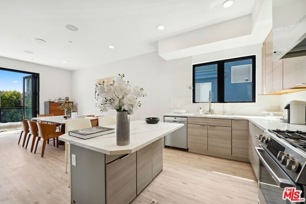 137 N Doheny Drive - Photo 9