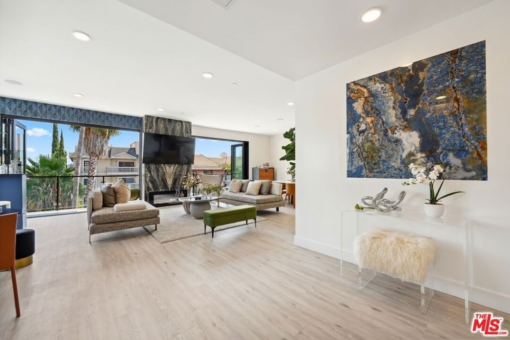 137 N Doheny Drive - Photo 5