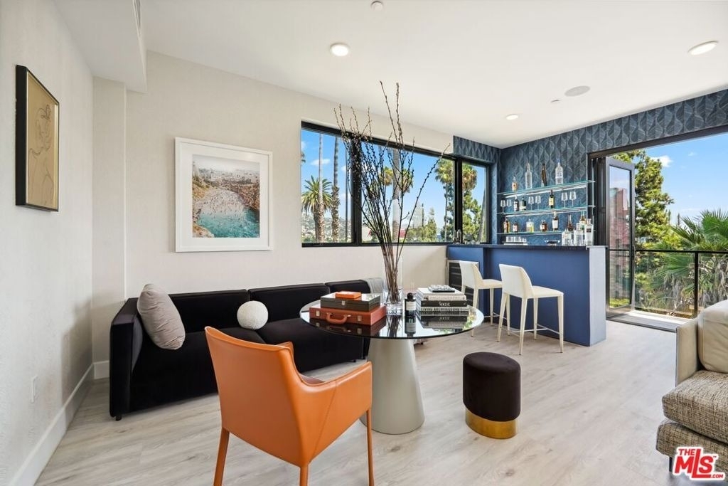 137 N Doheny Drive - Photo 18