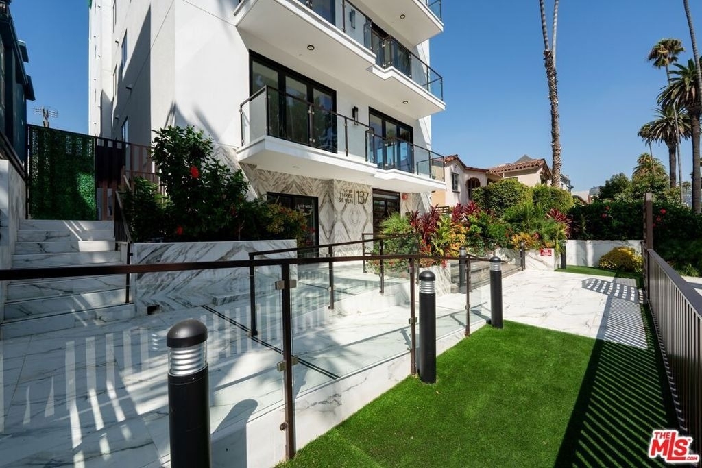 137 N Doheny Drive - Photo 2
