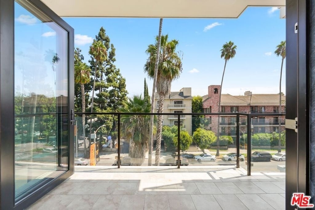 137 N Doheny Drive - Photo 17