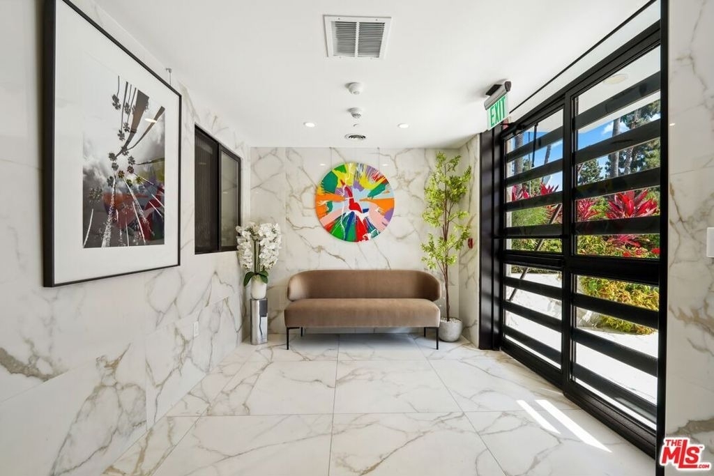 137 N Doheny Drive - Photo 3