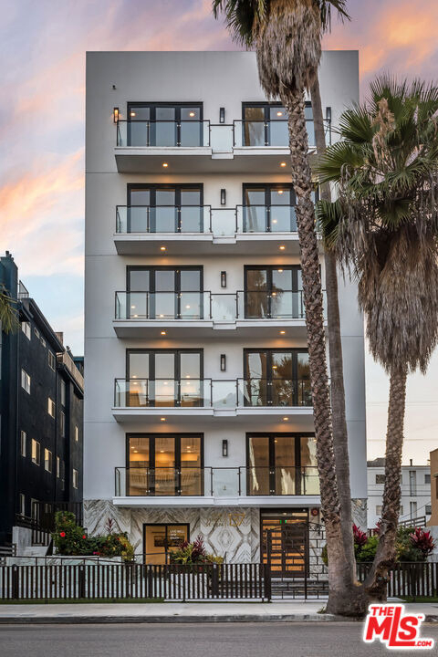 137 N Doheny Drive - Photo 1