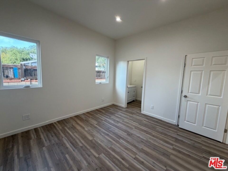 11018 Herrick Avenue - Photo 9