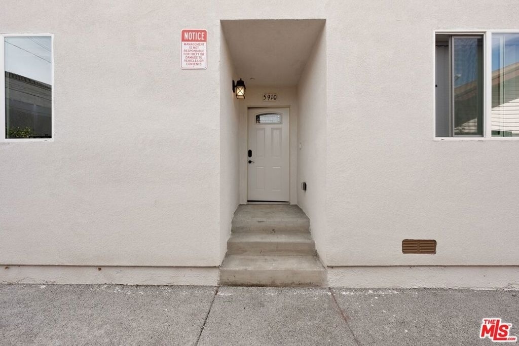 5912 S Flower Street - Photo 3