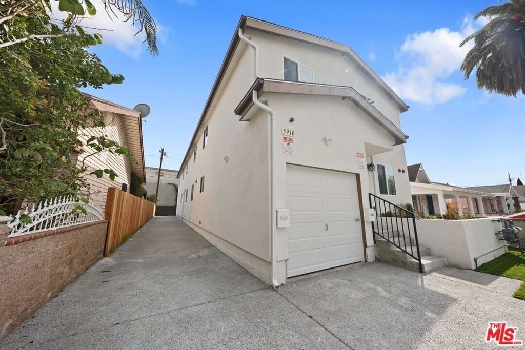 5912 S Flower Street - Photo 2