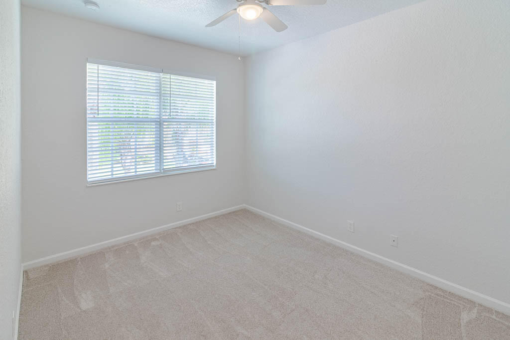 356 Se Bloxham Way - Photo 38