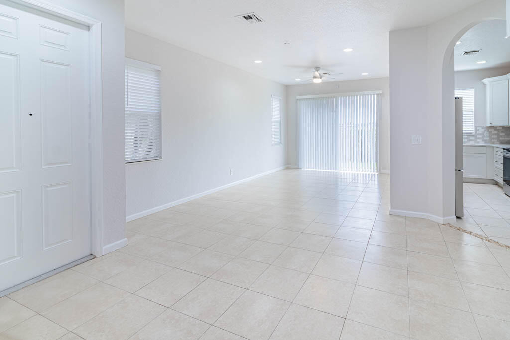 356 Se Bloxham Way - Photo 6