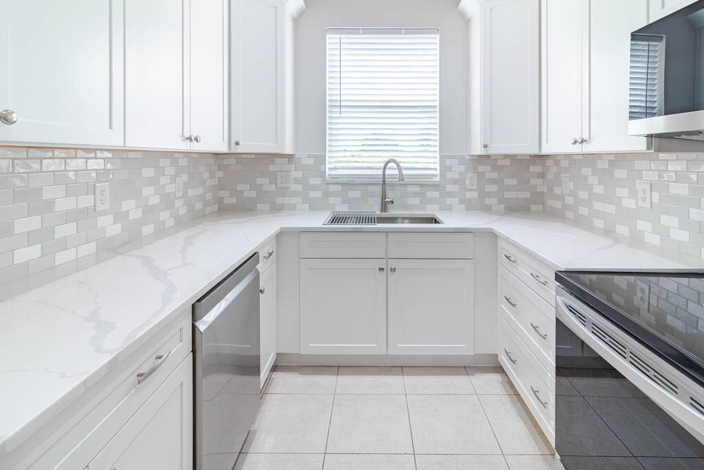 356 Se Bloxham Way - Photo 9