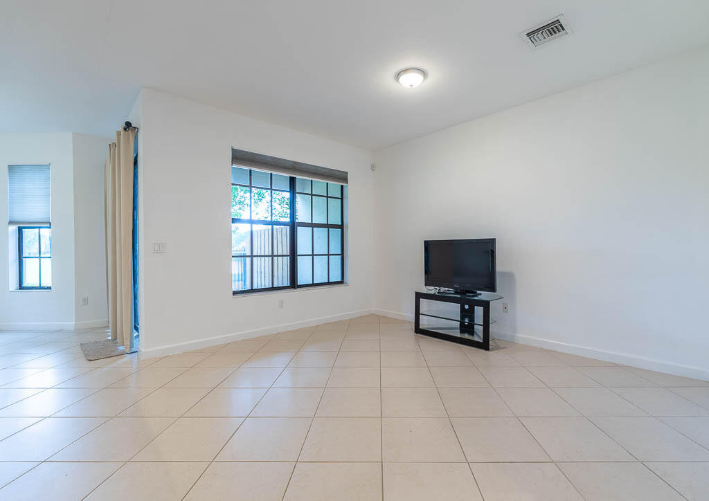 10283 Wellington Parc Drive - Photo 6