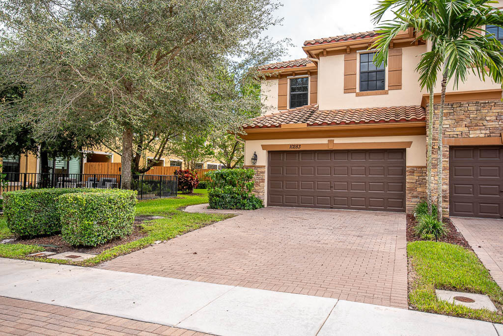10283 Wellington Parc Drive - Photo 4