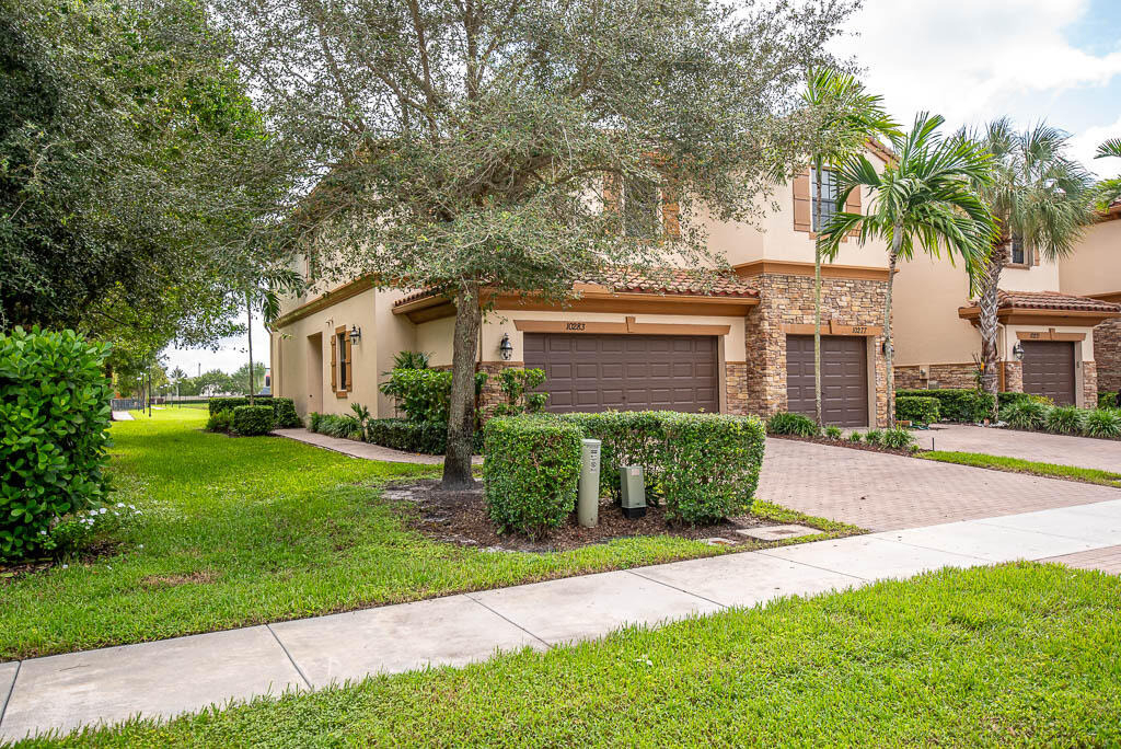 10283 Wellington Parc Drive - Photo 3