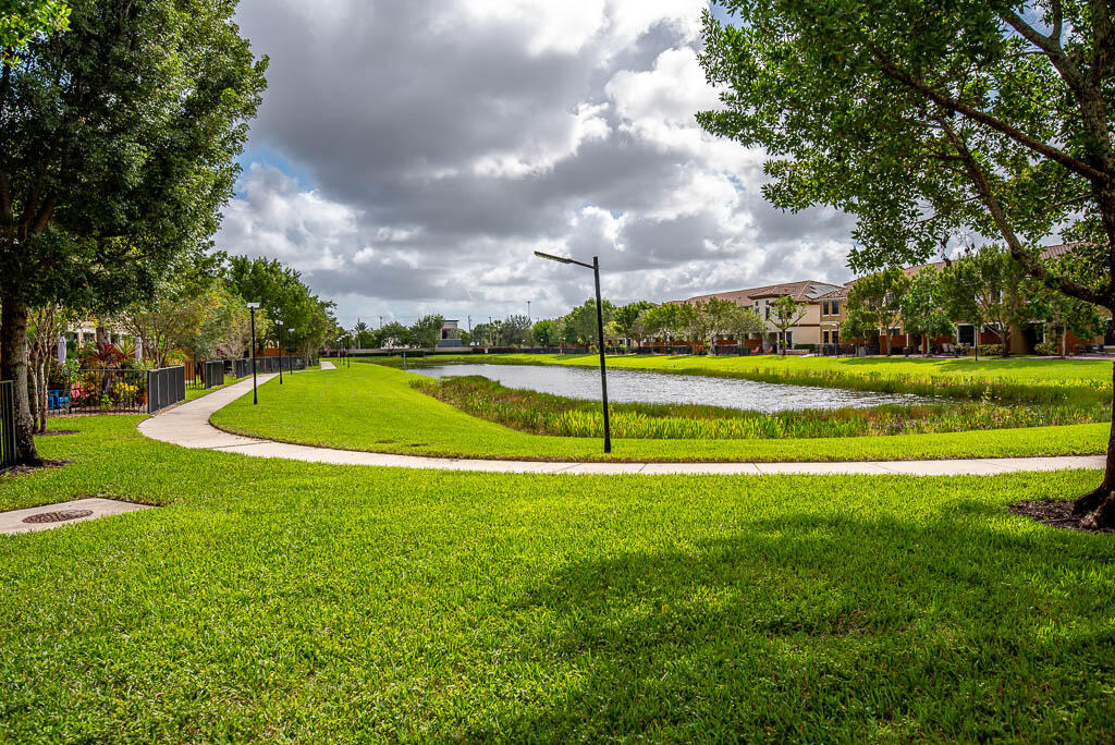 10283 Wellington Parc Drive - Photo 32