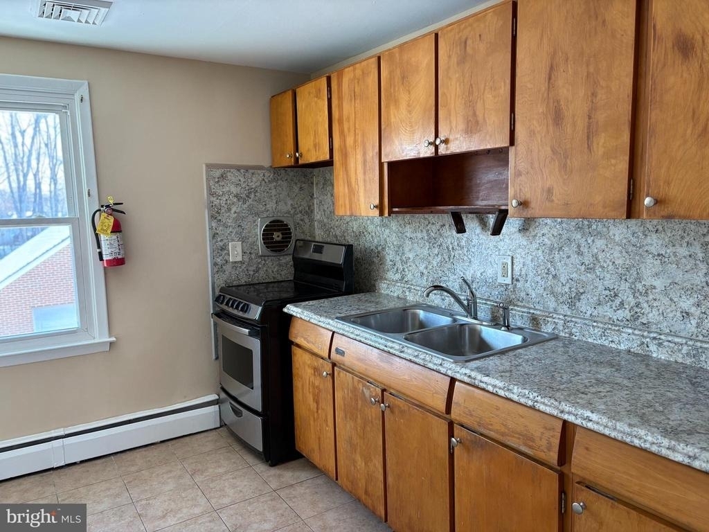 1192 Parkway Avenue - Photo 4