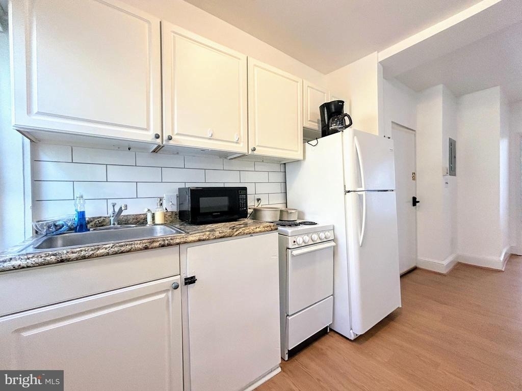 1544 Independence Avenue Se - Photo 3