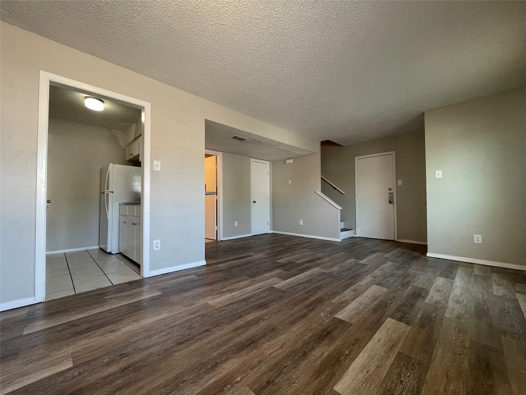 2619 Ektom Dr - Photo 2
