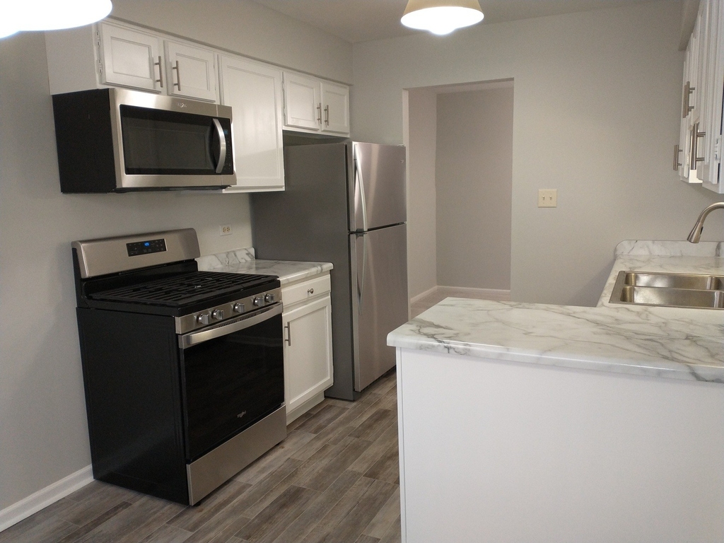 905 Surrey Drive - Photo 4