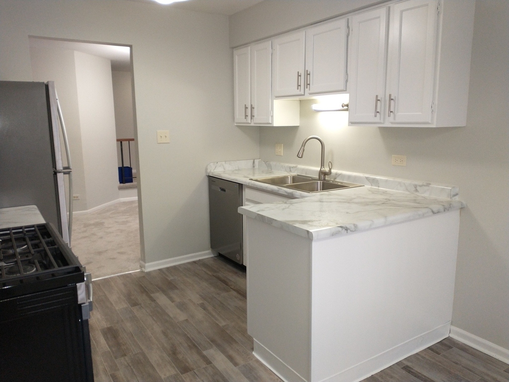 905 Surrey Drive - Photo 3