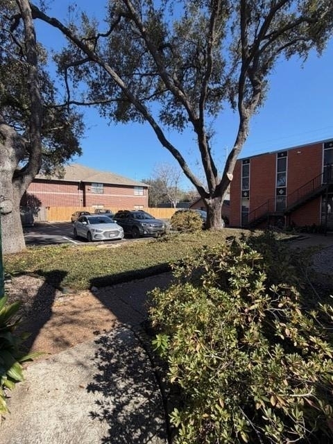 1112 Lawrence - Photo 2