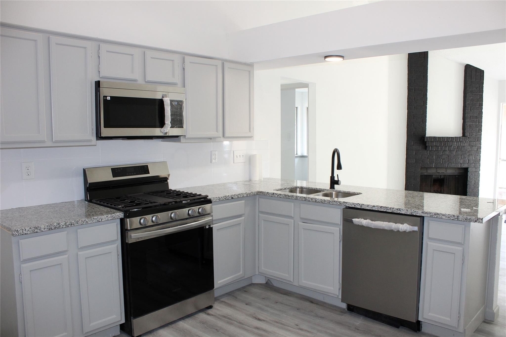 9211 Golden Meadow Drive - Photo 8