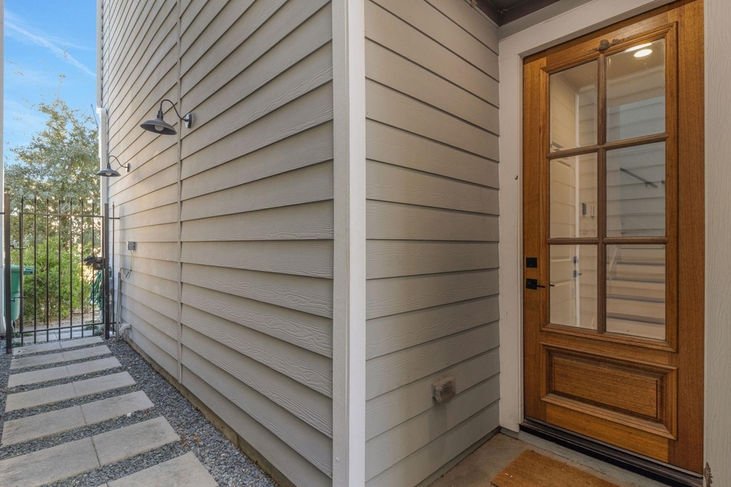 1526 Chestnut Street - Photo 2