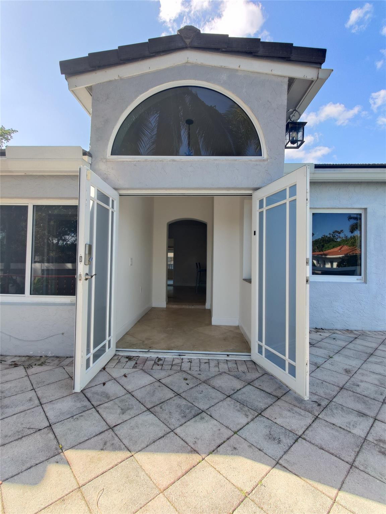 733 Ne 18th Avenue - Photo 1