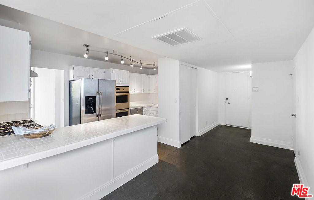 17366 W Sunset Boulevard - Photo 10