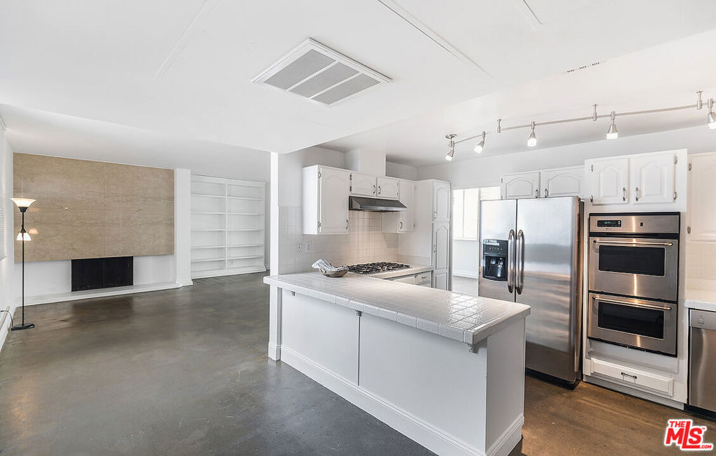 17366 W Sunset Boulevard - Photo 2