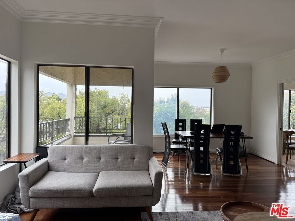 234 N Kenwood Street - Photo 3