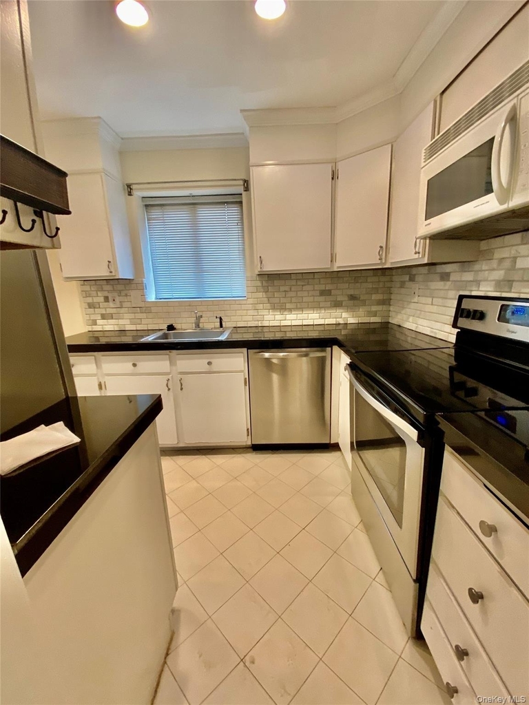 75 Greenway Close - Photo 3