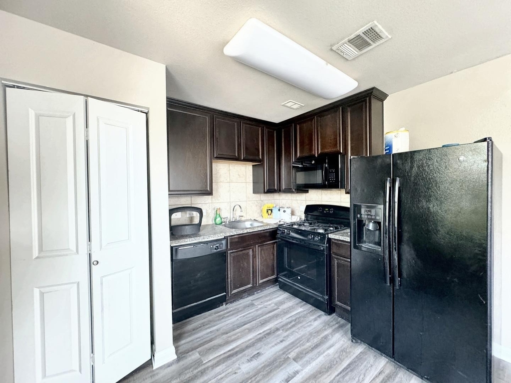 315 Rachel St - Photo 5