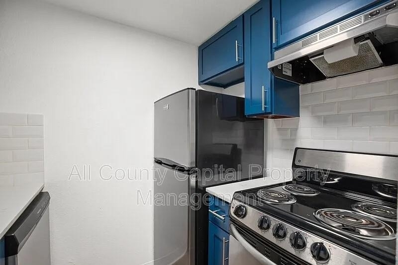 404 W 35th St - Photo 4