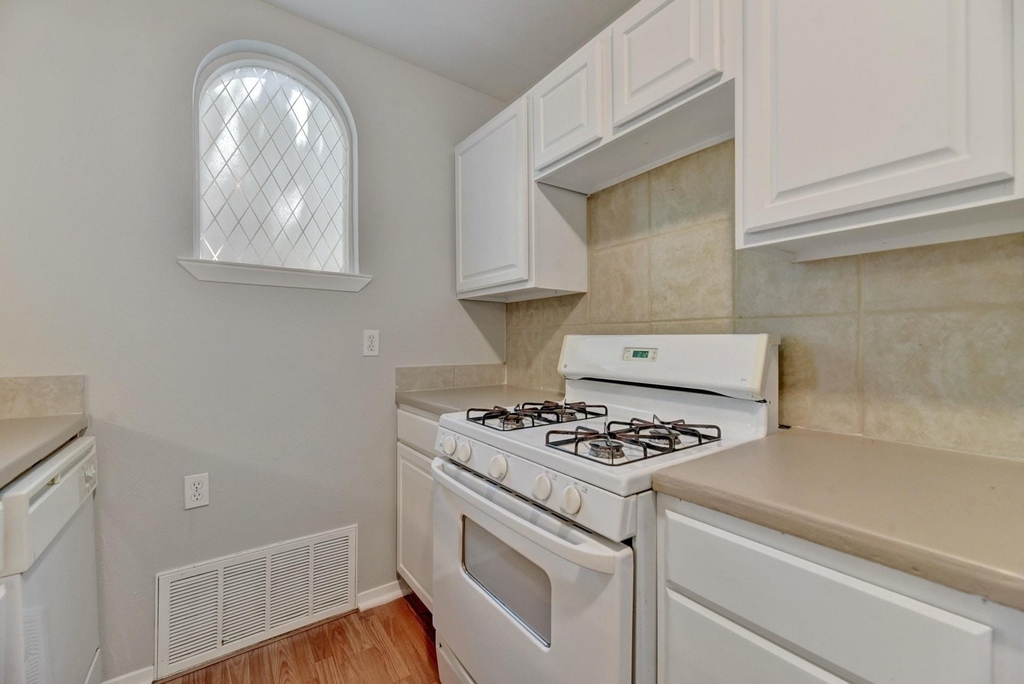2712 Whitis Ave - Photo 6
