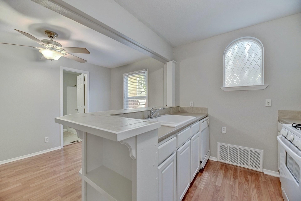2712 Whitis Ave - Photo 5