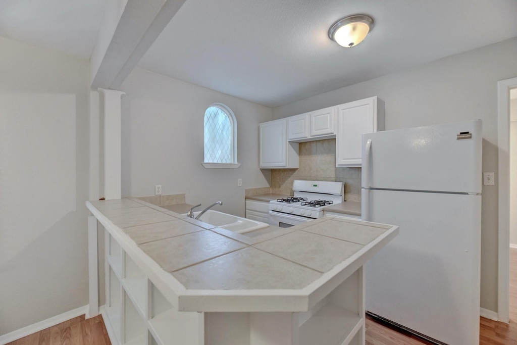 2712 Whitis Ave - Photo 4