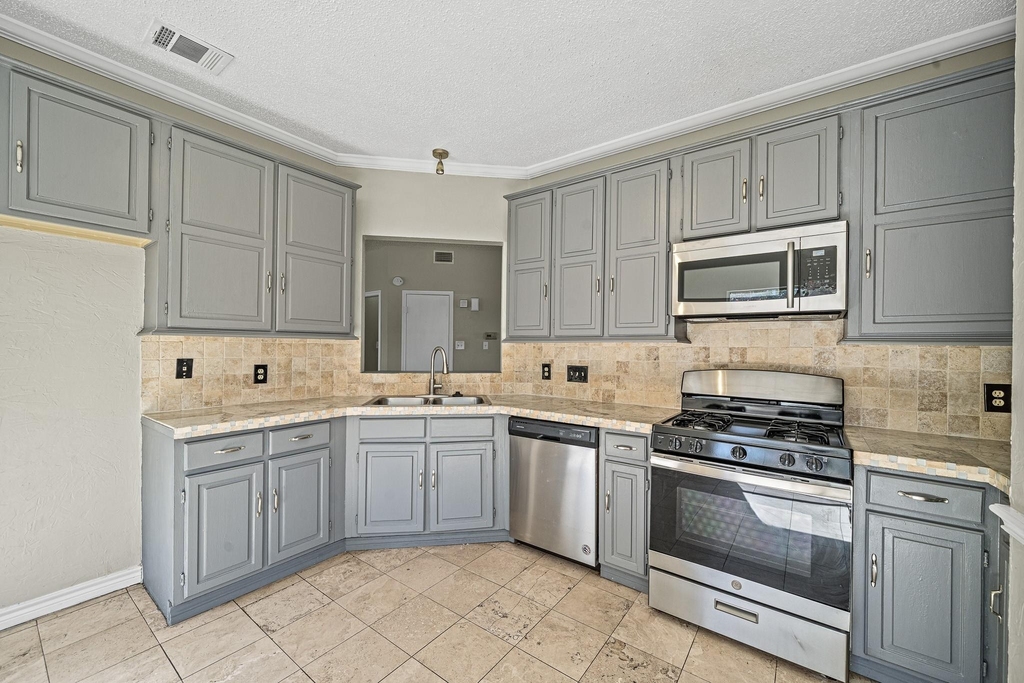 11123 Gatesden Drive - Photo 10