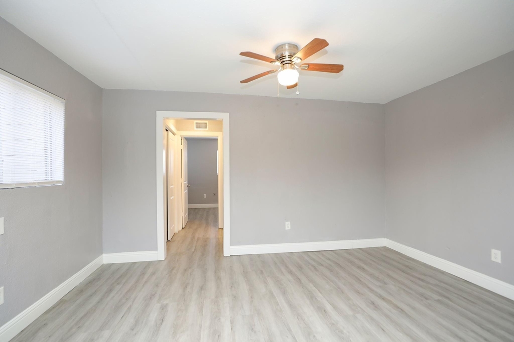 8127 Colonial Lane - Photo 3