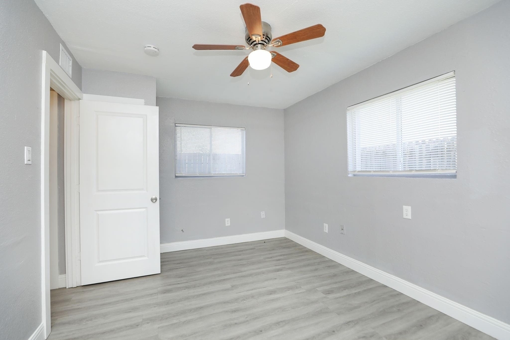 8127 Colonial Lane - Photo 20