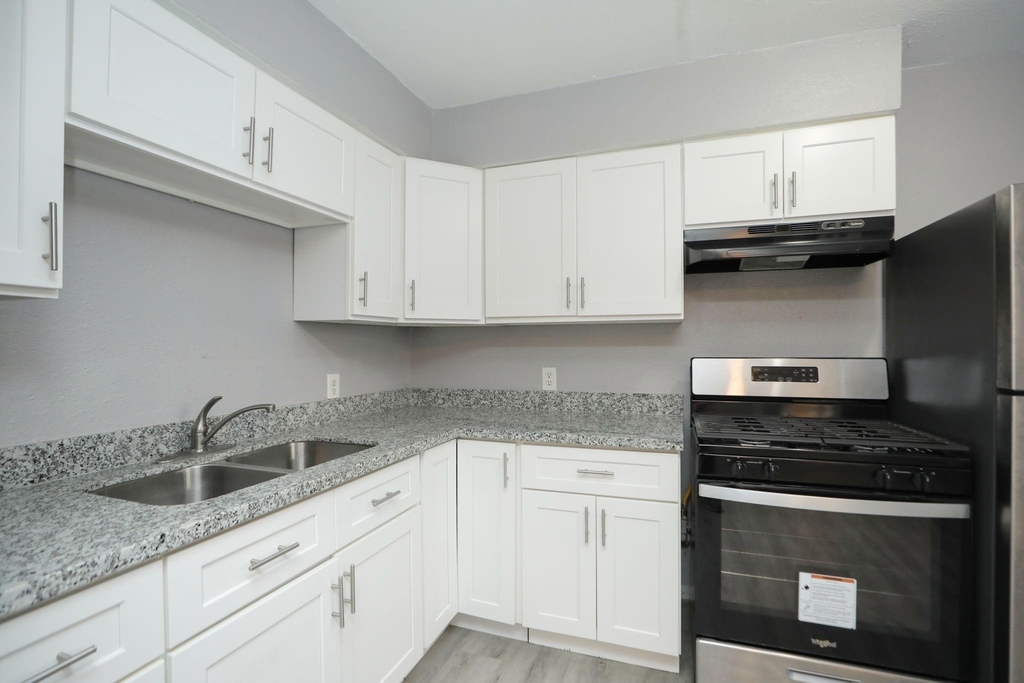 8127 Colonial Lane - Photo 8
