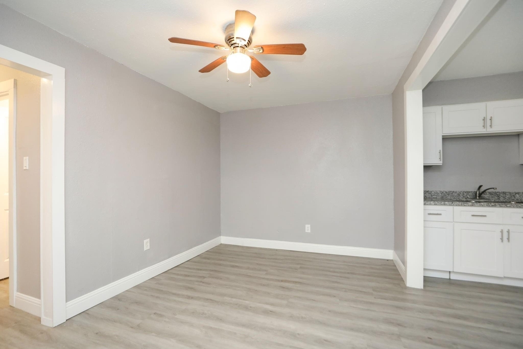 8127 Colonial Lane - Photo 4