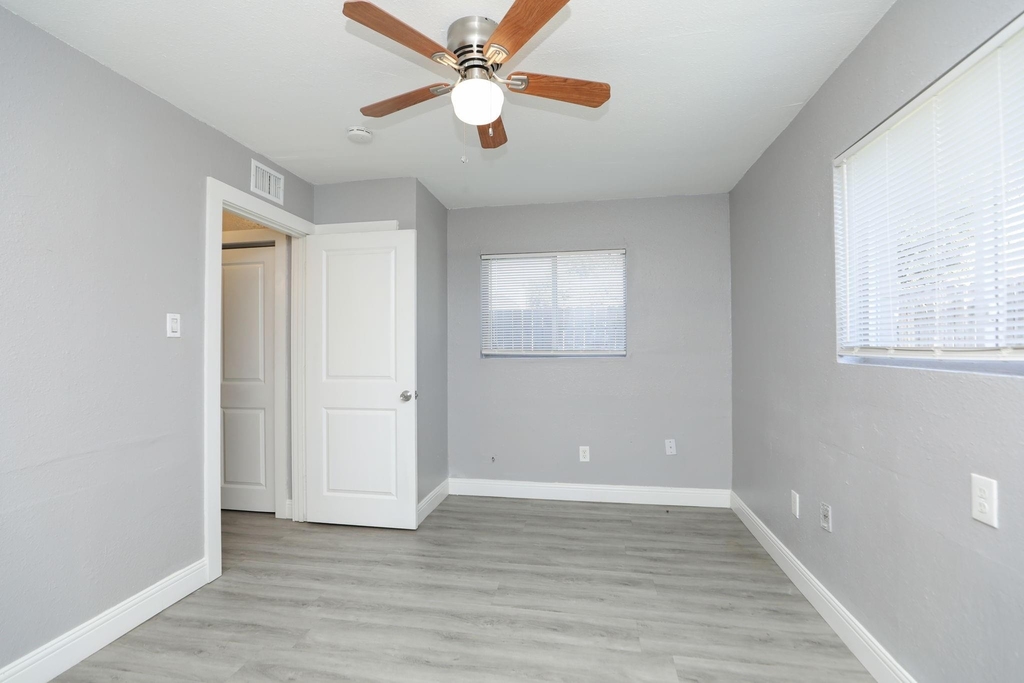8127 Colonial Lane - Photo 15