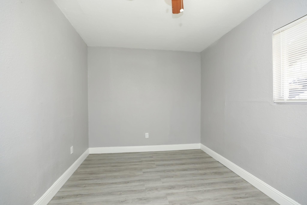 8127 Colonial Lane - Photo 18