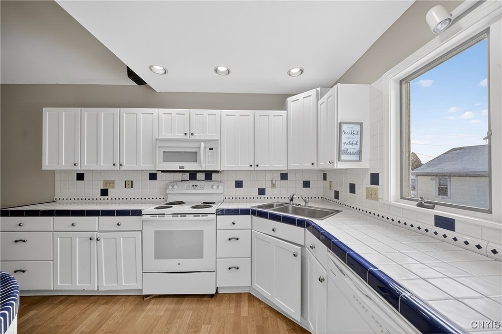 2340 Court St - Photo 8