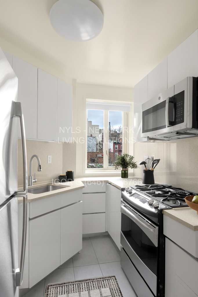East 18th St & 1st Ave - Photo 3