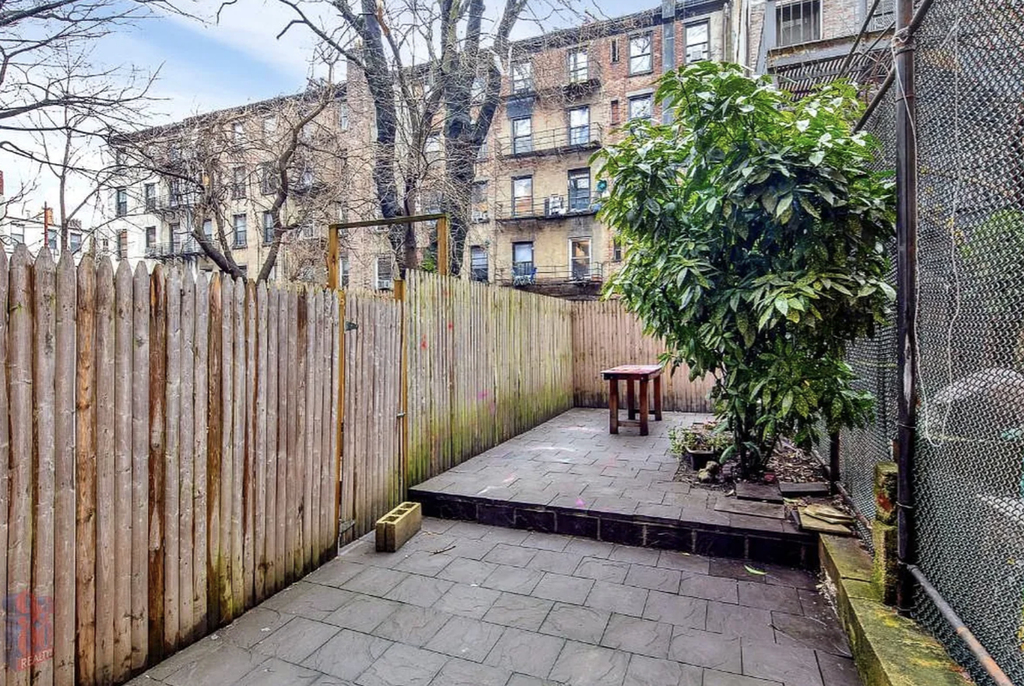 118 East 7th Street - Photo 1