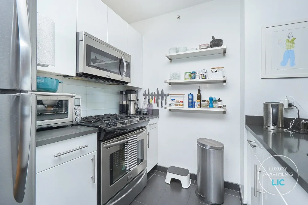45-40 Center Boulevard - Photo 2