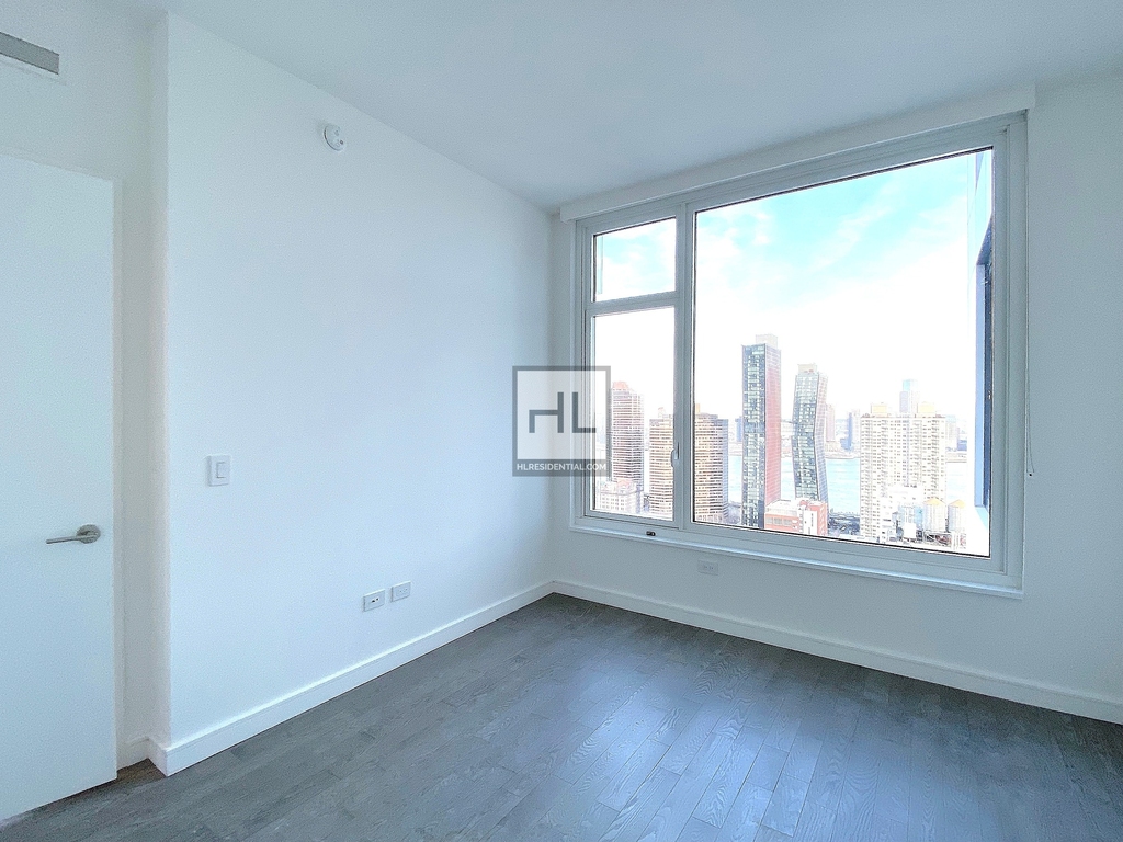 Third Avenue - Photo 1