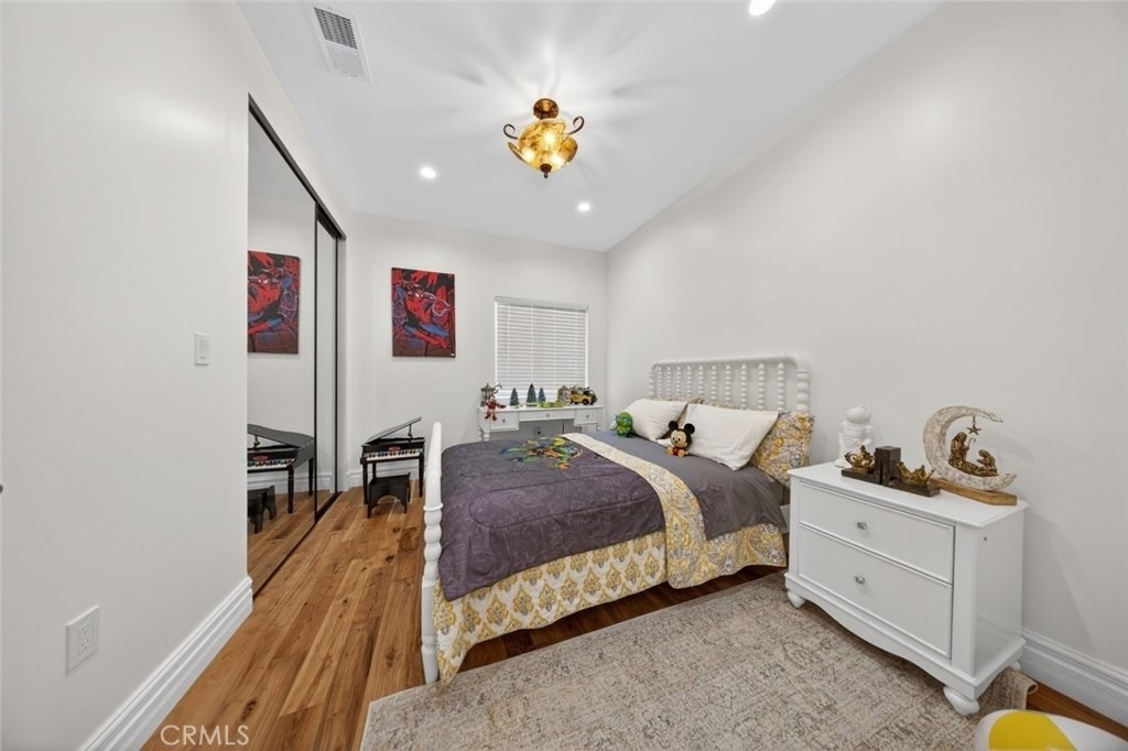 327 Vine - Photo 22