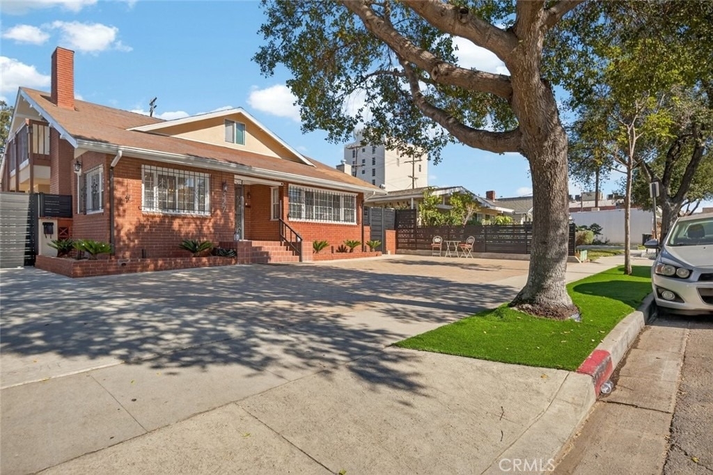 327 Vine - Photo 1